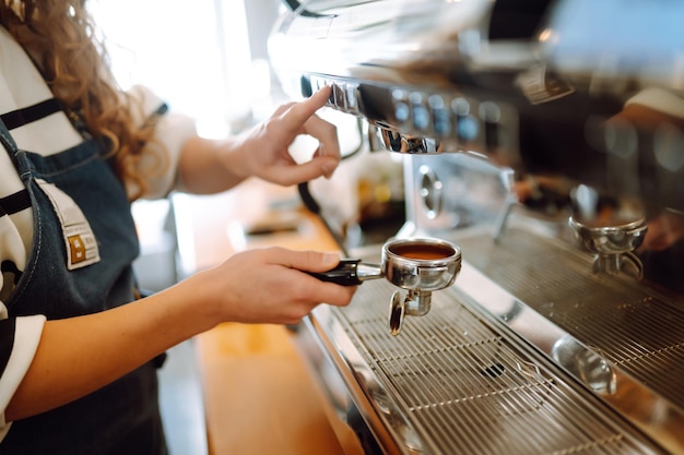 Barista femenina haciendo café en una máquina de café Concepción de negocios y servicio Comida para llevar