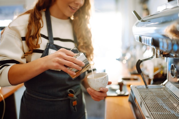Barista feminina fazendo café em uma máquina de café Conceição de negócios e serviço Alimentos para levar