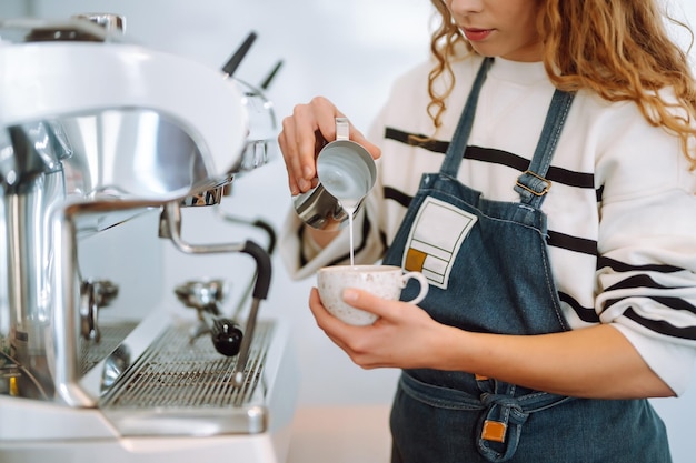 Barista feminina fazendo café em uma máquina de café Conceito de negócios e serviço Comida para levar