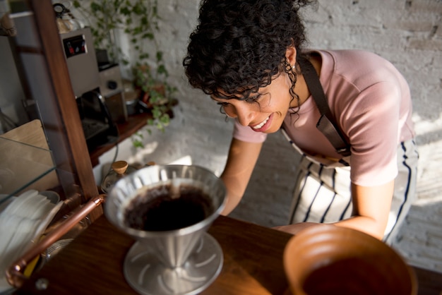 Barista Frau, die Kaffee kocht