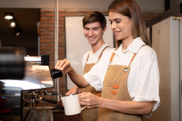 Barista gießt Kaffee in eine Tasse in einem Café in Nahaufnahme