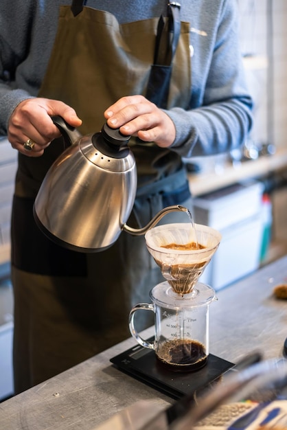 Un barista hace café en una cafetería en Brasov Rumania