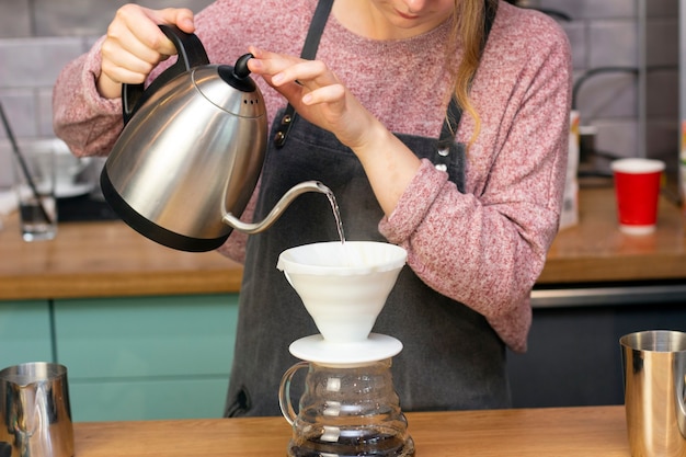 Barista hace espresso usando un embudo