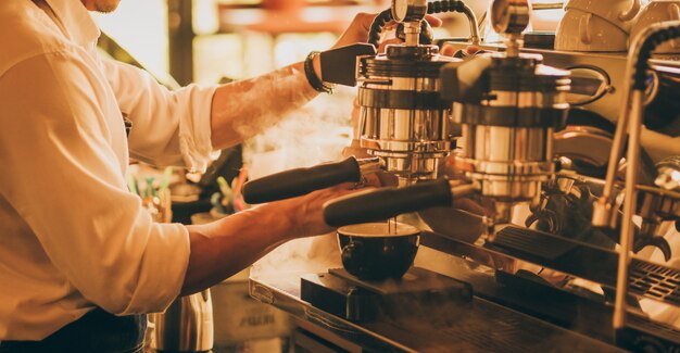 barista hacer arte latte de café con máquina de café espresso en la cafetería café en la vendimia