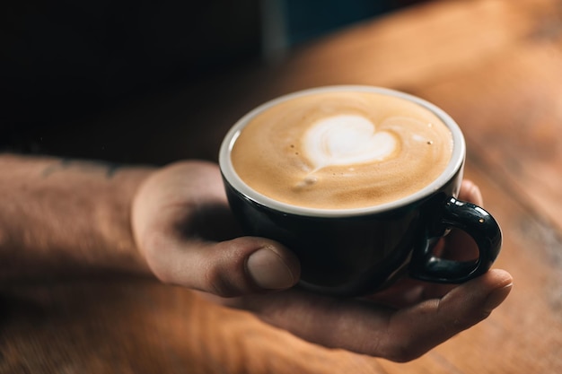 Barista haciendo arte latte