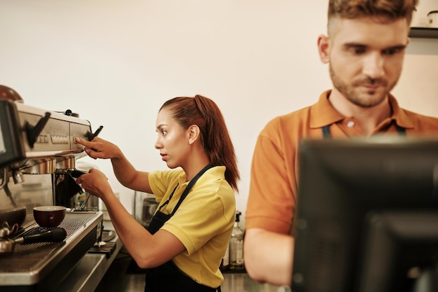 Barista haciendo café para el cliente