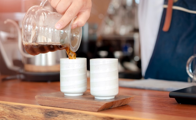 Barista haciendo café con colada.