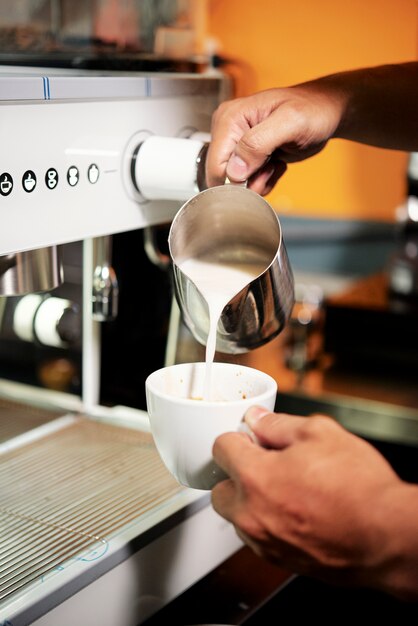 Barista haciendo café con leche