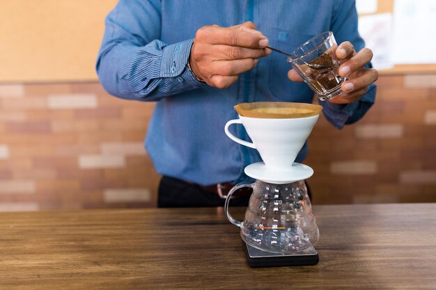 Foto barista haciendo un café