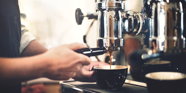 Barista haciendo café