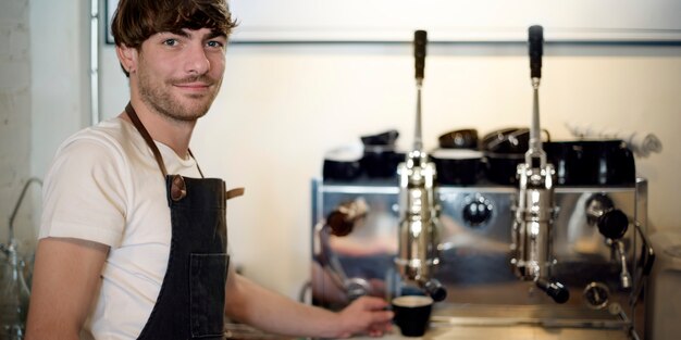 Foto barista haciendo cafe