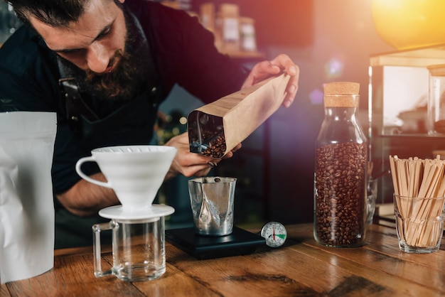 barista haciendo café