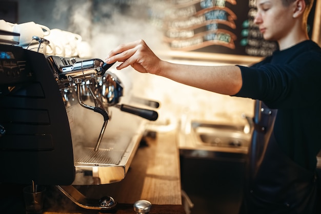 Foto barista hand gießt getränk aus kaffeemaschine