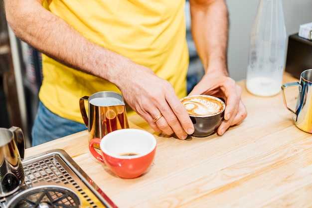 Foto barista hombre trabajando en la cafetería.