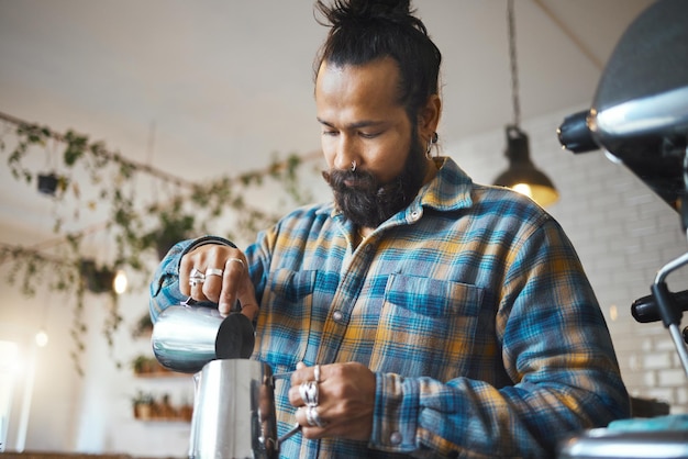 Barista im Café Latte Art und Prozess mit Mannarbeit und Design mit Milchschaum und Espresso Produktion und Workflow-Service für kleine Unternehmen und kreativ mit Fokus und künstlerisch im Café