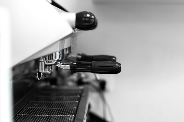 Barista in einer Kaffeestube braut Kaffee in einer Kaffeemaschine