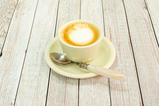 Barista-Kaffee mit Sahne und Vintage-Löffel