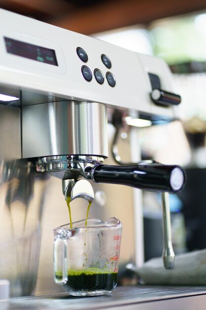 Barista-Kaffeemaschine im Café, selektiver Fokus. Bereiten Sie die Zubereitung von heißem Kaffee-Espresso mit einer professionellen Kaffeemaschine vor