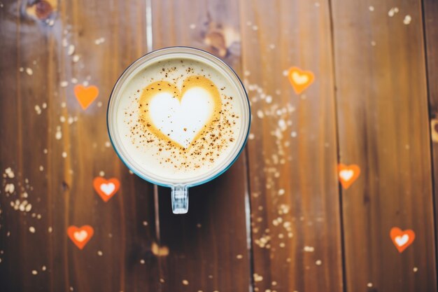 Foto barista-kunst in mandelmilch kaffee herzform auf der oberfläche