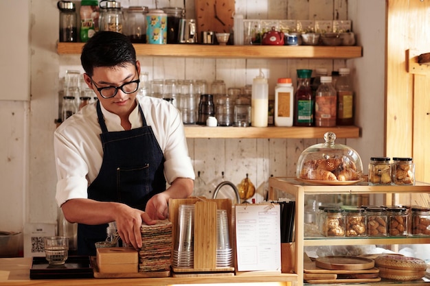 Barista limpando o balcão