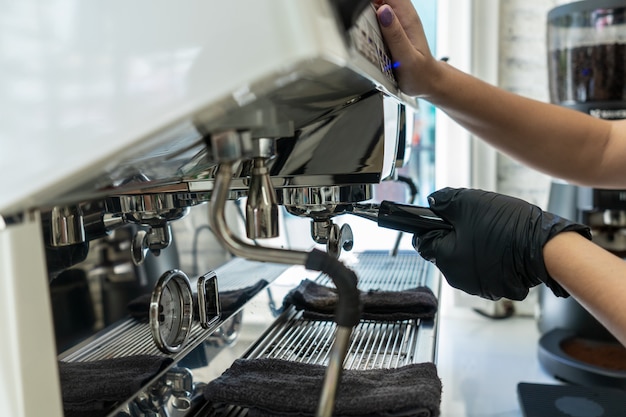 Barista machen einen Kaffee mit Kaffeemaschine im Café