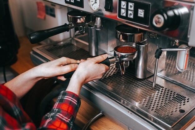 Barista macht aromatischen Kaffee.