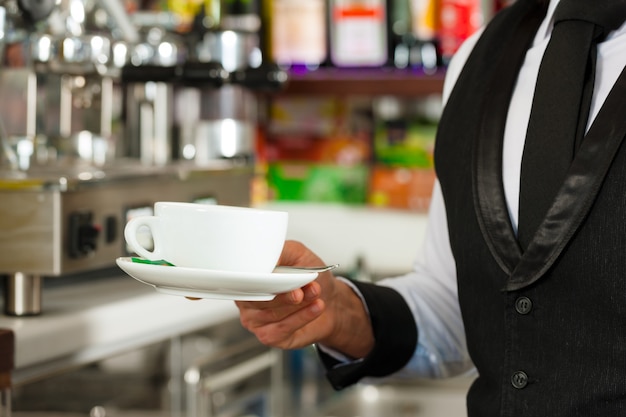 Barista macht Cappuccino in seinem Coffeeshop