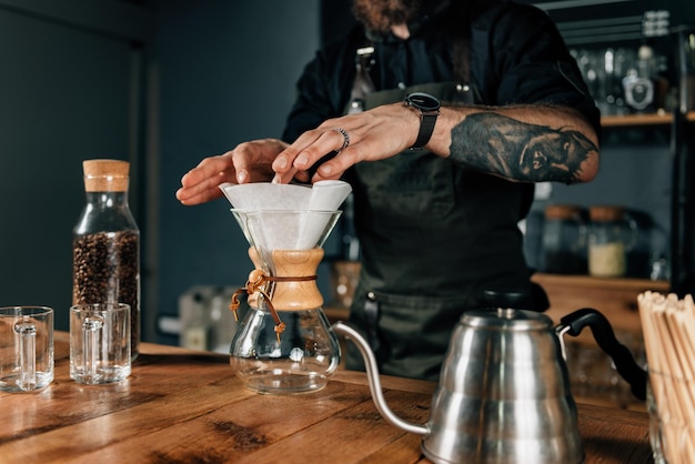 Barista macht Chemex-Kaffee