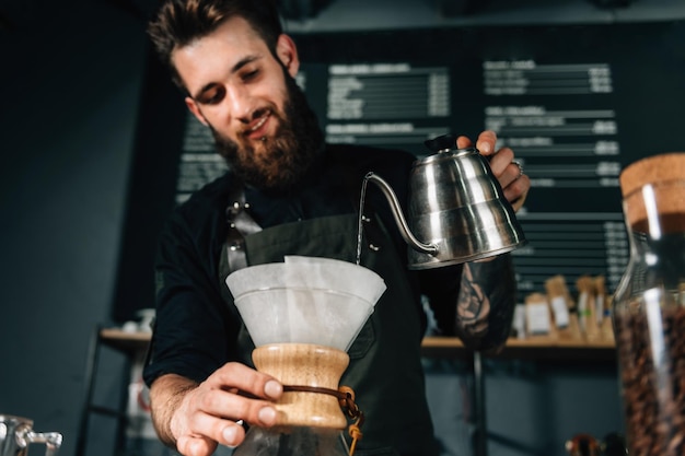 Foto barista macht chemex-kaffee