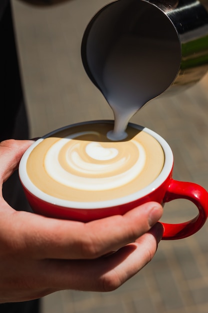 Barista macht eine Tasse Cappuccino-Kaffee