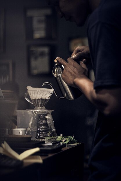 Barista macht eine Tasse Kaffee mit Latte