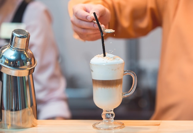 Barista macht einen Latte im Cafe