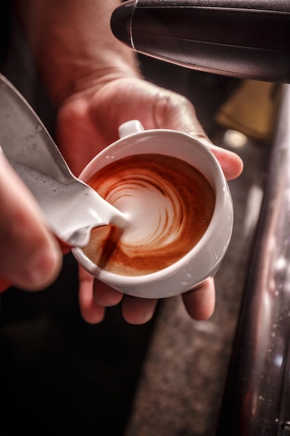 Barista macht Kaffee Latte Art