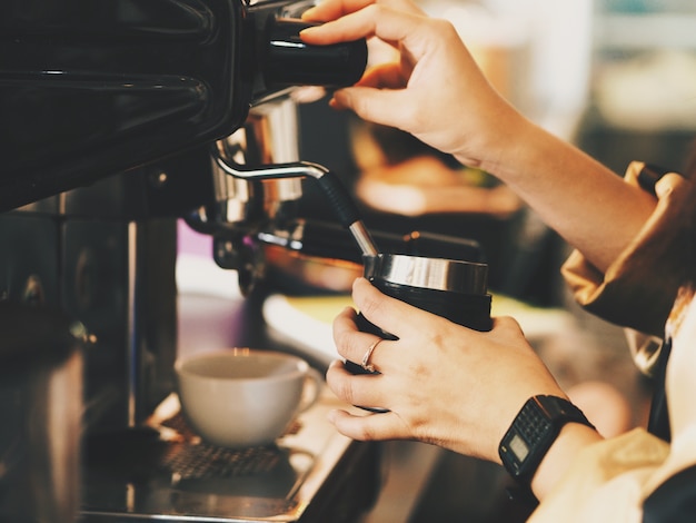 Barista macht Kaffee.