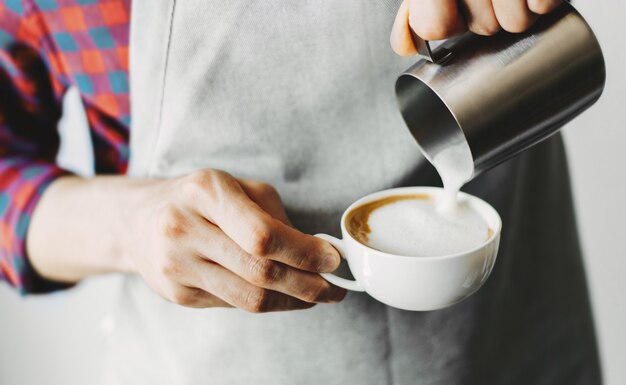 Foto barista macht klassischen cappuccino