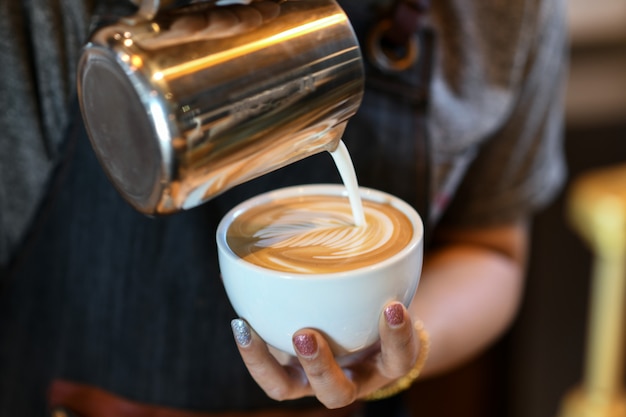 Barista machte das geformte Kaffee Latteblatt.