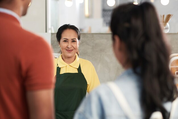 Barista maduro sorridente