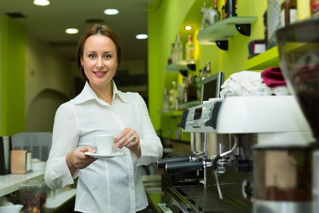 Barista-Mädchen, das Kaffee im Café macht