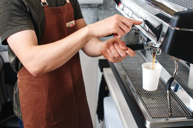 Barista. Mano haciendo el primer plano de café