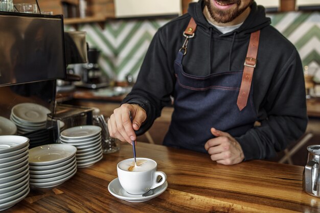 Barista mit einer Tasse Kaffee