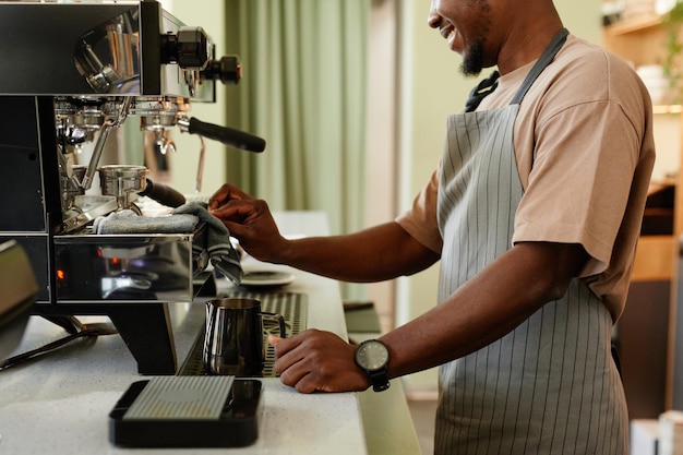 Barista moderno en el trabajo