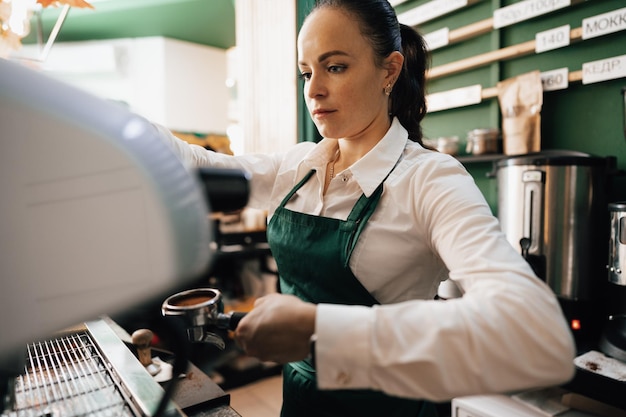 Foto barista mujer caucásica en el trabajo haciendo café