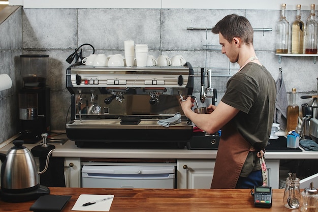 Barista na cafeteria