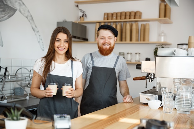 Barista-Paar, das im Café arbeitet