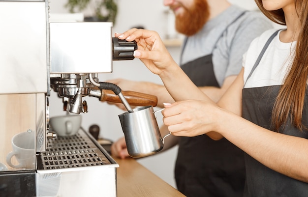 Barista-Paar, das im Café arbeitet