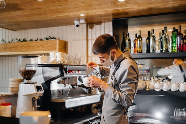 El barista prepara café en una cafetería moderna.