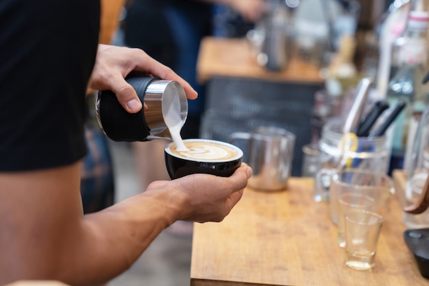 Barista prepara un café caliente