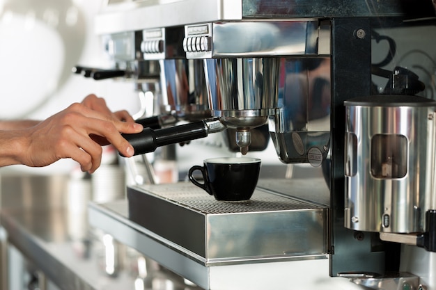 Barista prepara café expresso