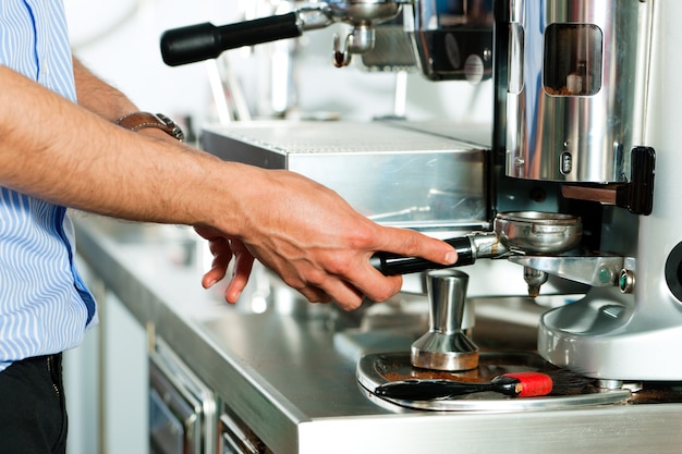 Barista prepara café expresso