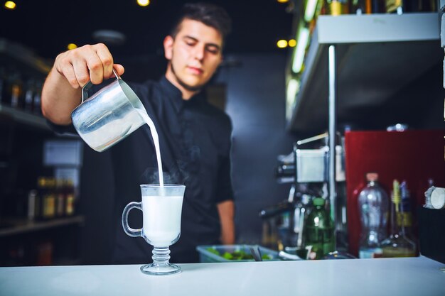 Foto barista prepara café, latte, expresso.